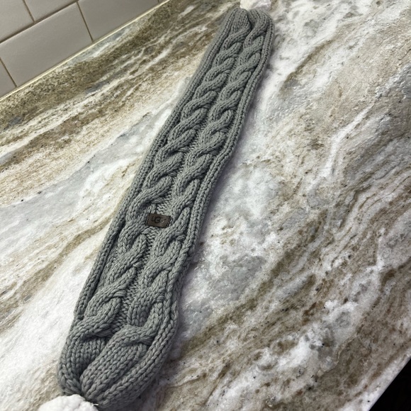 - UGG dog scarf. Used once for a photo shoot. Gray cable knit, white Pom p… - Picture 2 of 5
